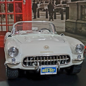 Macheta Chevrolet Corvette 1957 1/18