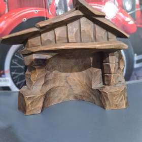 Casa sculptata din lemn